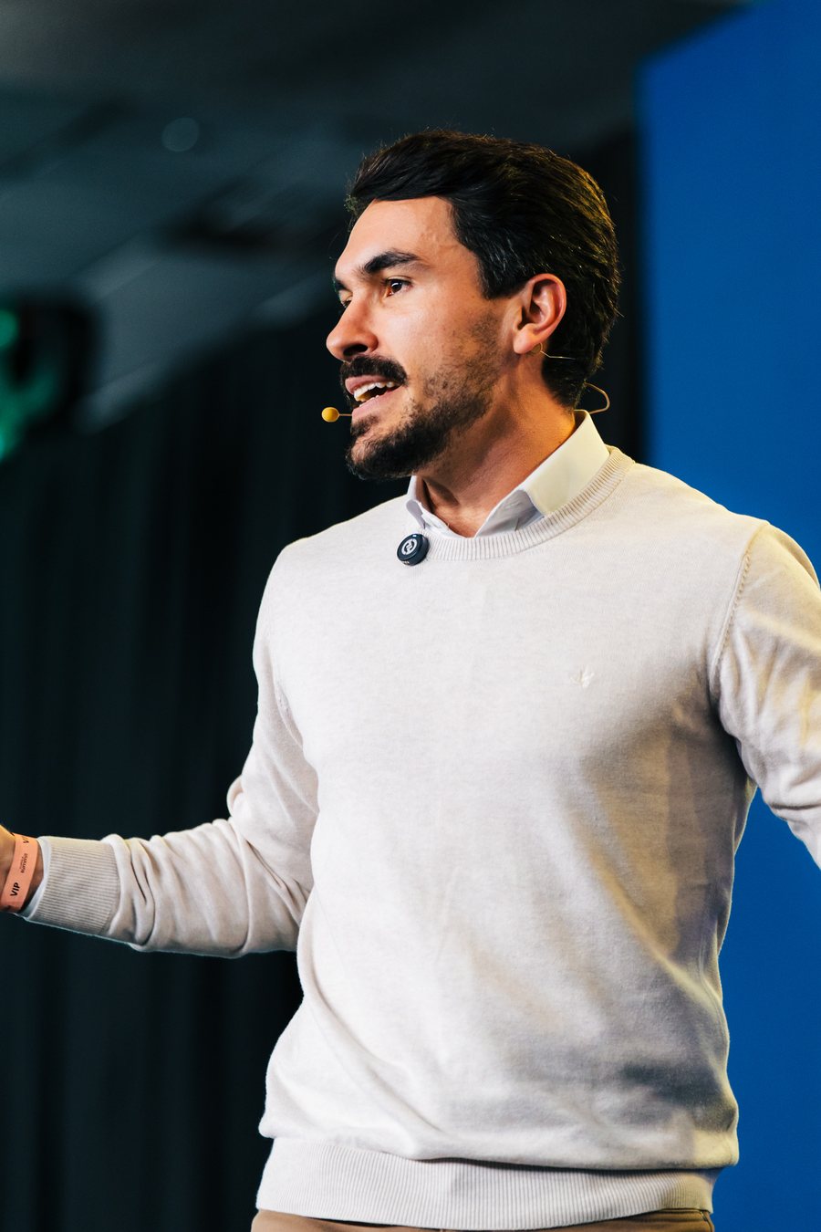 Arthur Thomazi no palco do Cupola Summit
