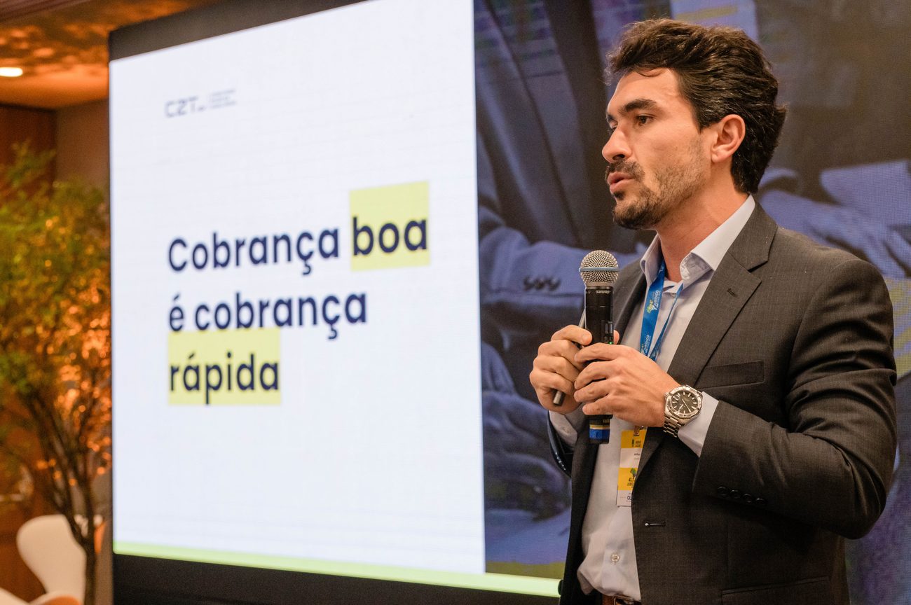 Arthur Thomazi apresentando